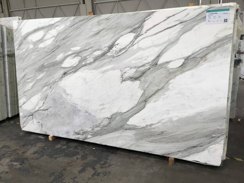 MARBLE CALACATTA OMG POLISHED SLAB 3/4 119 x 67