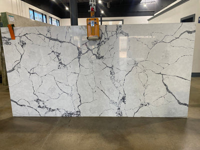 AQ INVISIBLE LIGHT QUARTZ POLISHED SLAB 3/4 126 x 63